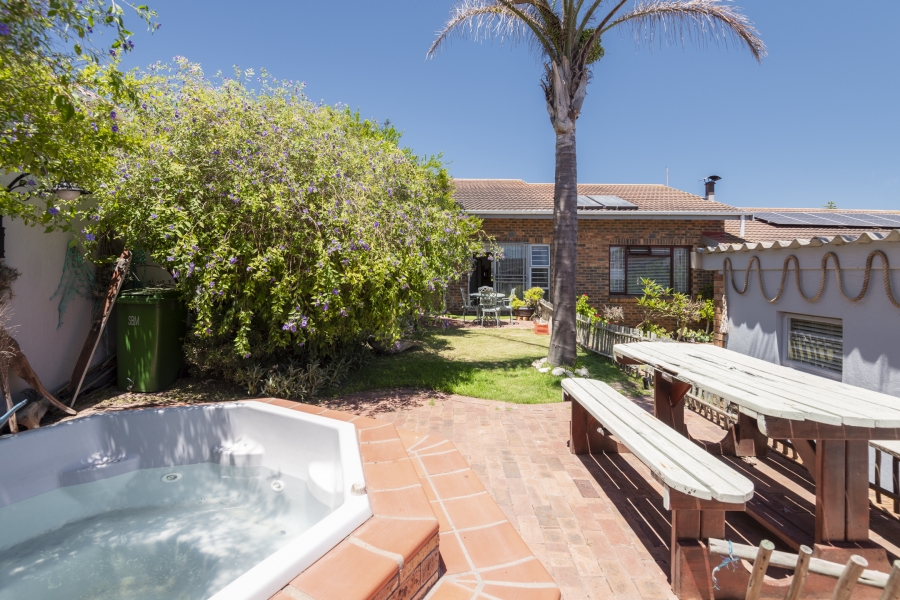 4 Bedroom Property for Sale in Middedorp Western Cape